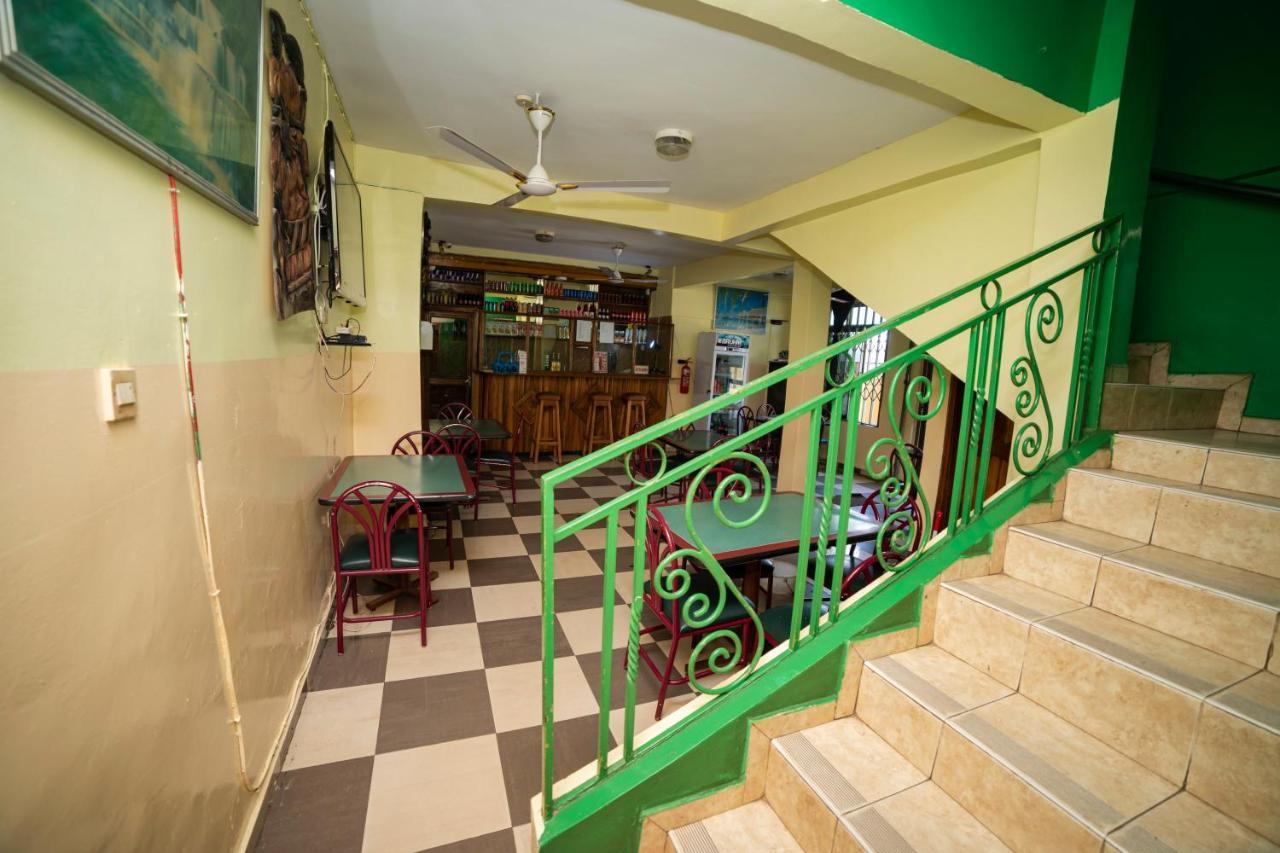 Bombay Hotel Акра Екстериор снимка